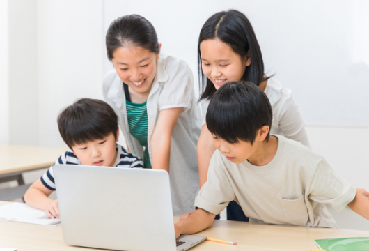 パソコンを使って資料作成する子どもたち